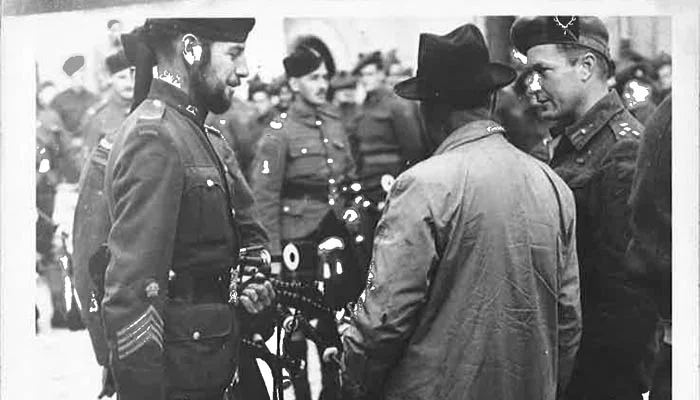 Pipe Major Ed Esson and newly promoted Brigadier Bert Hoffmeister who now commanded the 2nd Infantry Brigade.