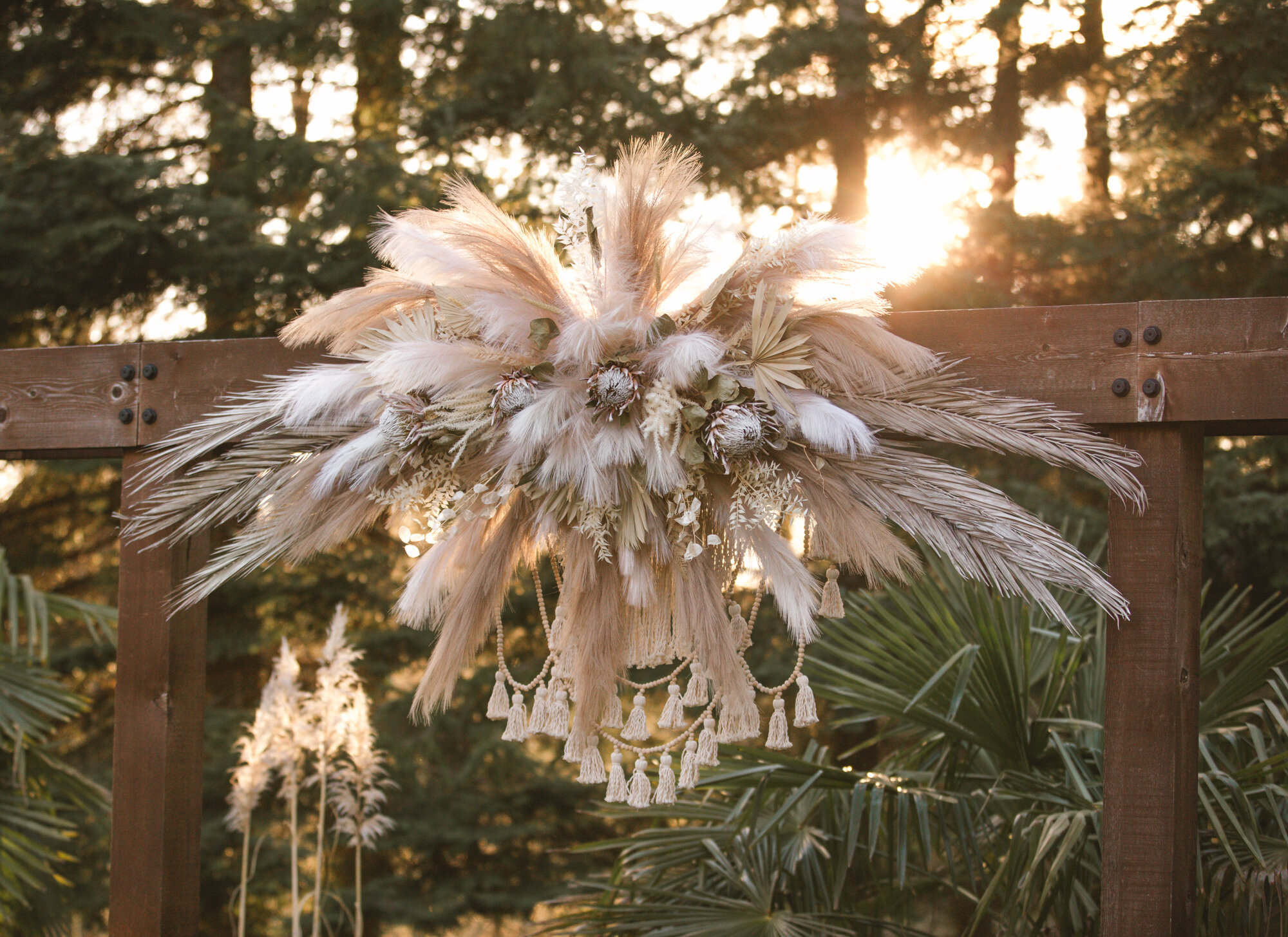 Happy Friday! 🥳🧡🌸🧚

I wanted to share something new we are adding to our elopement packages! 😍  If you love a boho vibe then you're going to love this XL arbor piece featuring organic elements with a touch of romantic whimsy. We've kept it neutr