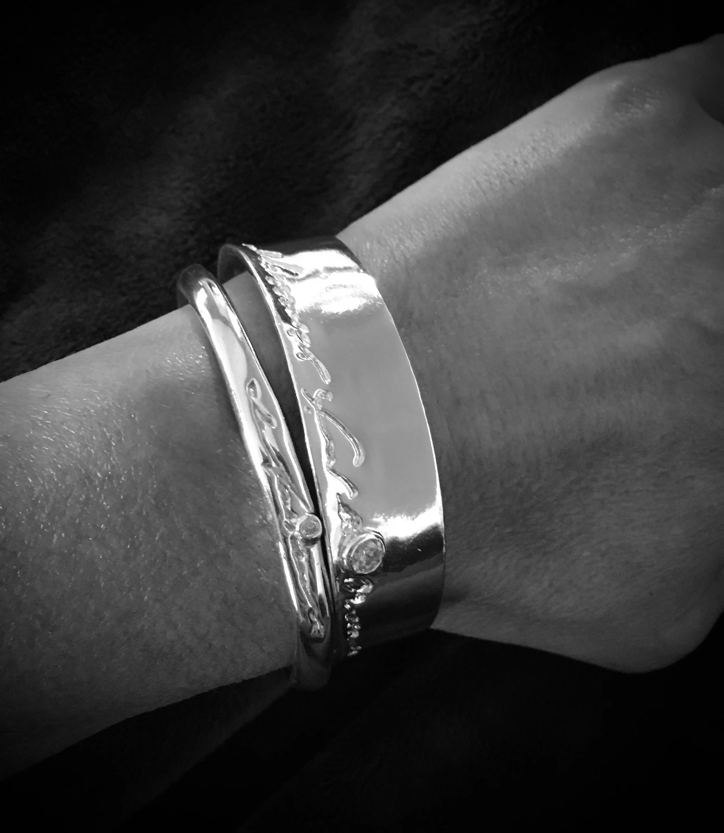 Script Cuff Set:wearing.jpg