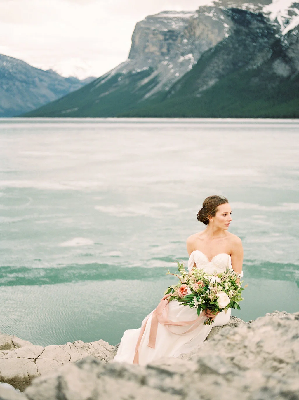 LakeMinnewankaSpringBridalEditorial(17).jpg