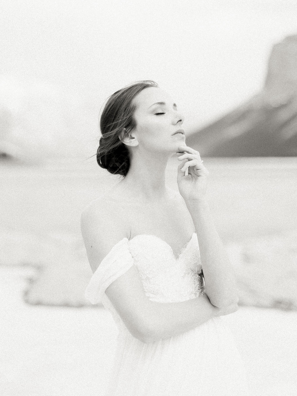 LakeMinnewankaSpringBridalEditorial(59).jpg