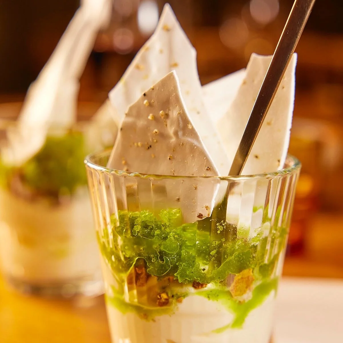 White chocolate &amp; yogurt mousse, baked white choc,  basil granita, EVOO &amp; black pepper merengue at n&aelig;s 👌

photo by @karlpeterssonphoto 

#n&aelig;s