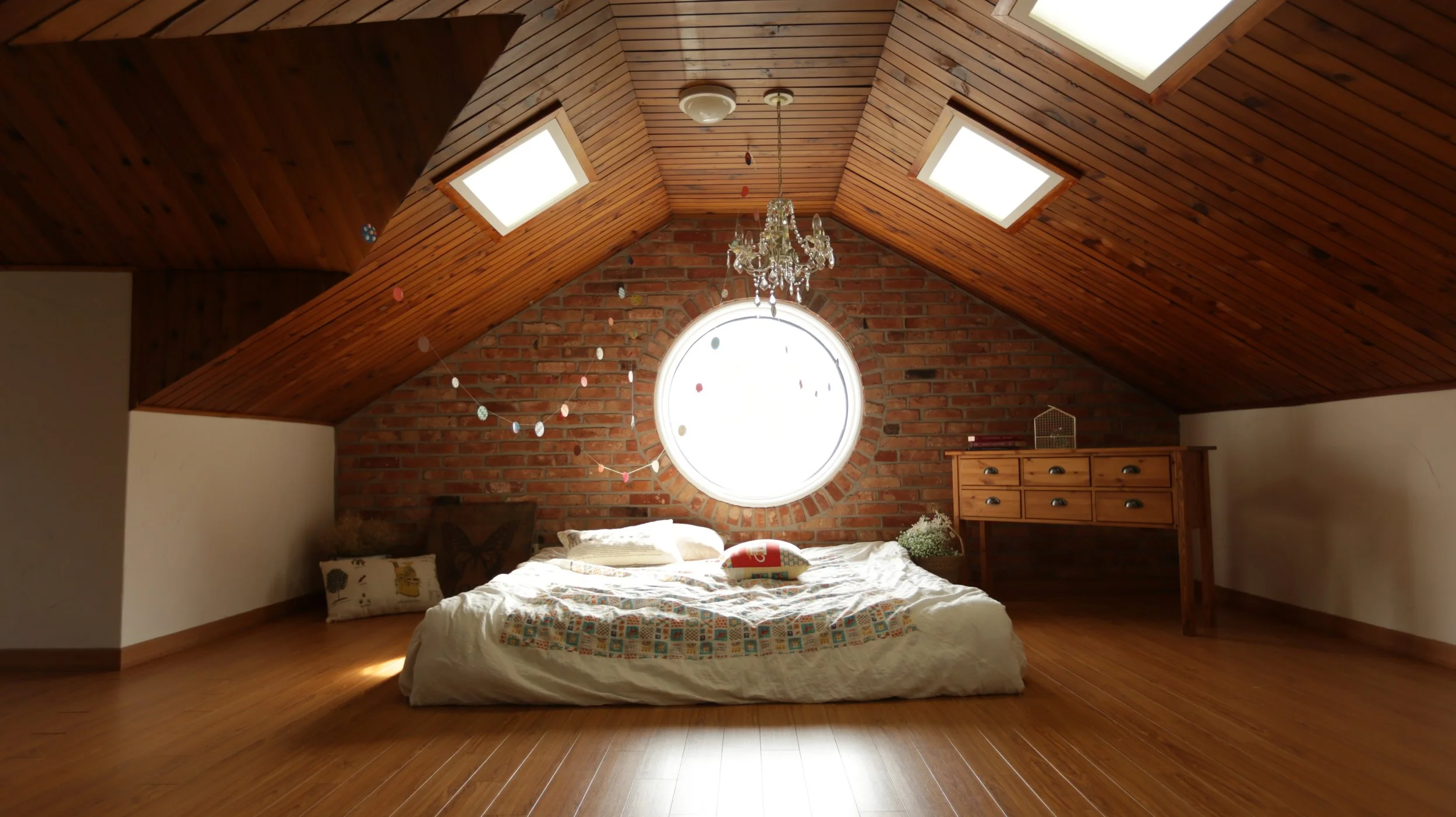architecture-bed-bedroom-271743.jpg