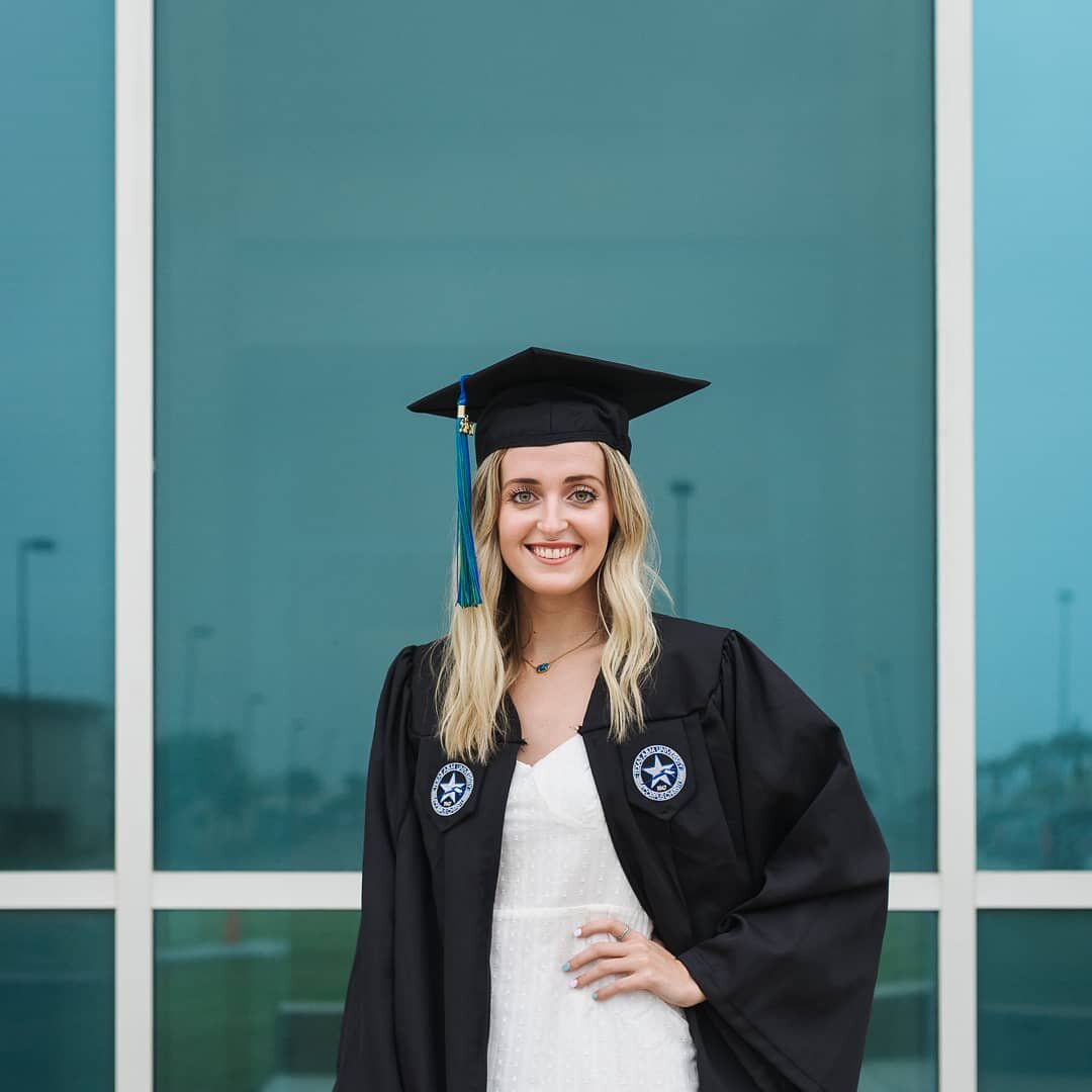 Another shot from @sheridan.torres's senior session. 🎓
.
.
#classof2021 #tamucc #capandgown #collegegrad #austinseniorphotographer #roundrockseniorphotographer #seniorphotos #seniorsession #texasyall