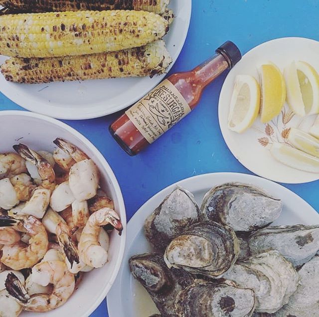 @mileysonsbbq doing it right with this ocean feast! Gotta pack in meals like this before it&rsquo;s soup season again... 🚣🏻&zwj;♀️☀️🌤🌦🌨⛄️ #summer #food #seafood #raw #fermented #probiotic #hotsauce #local #portland #maine