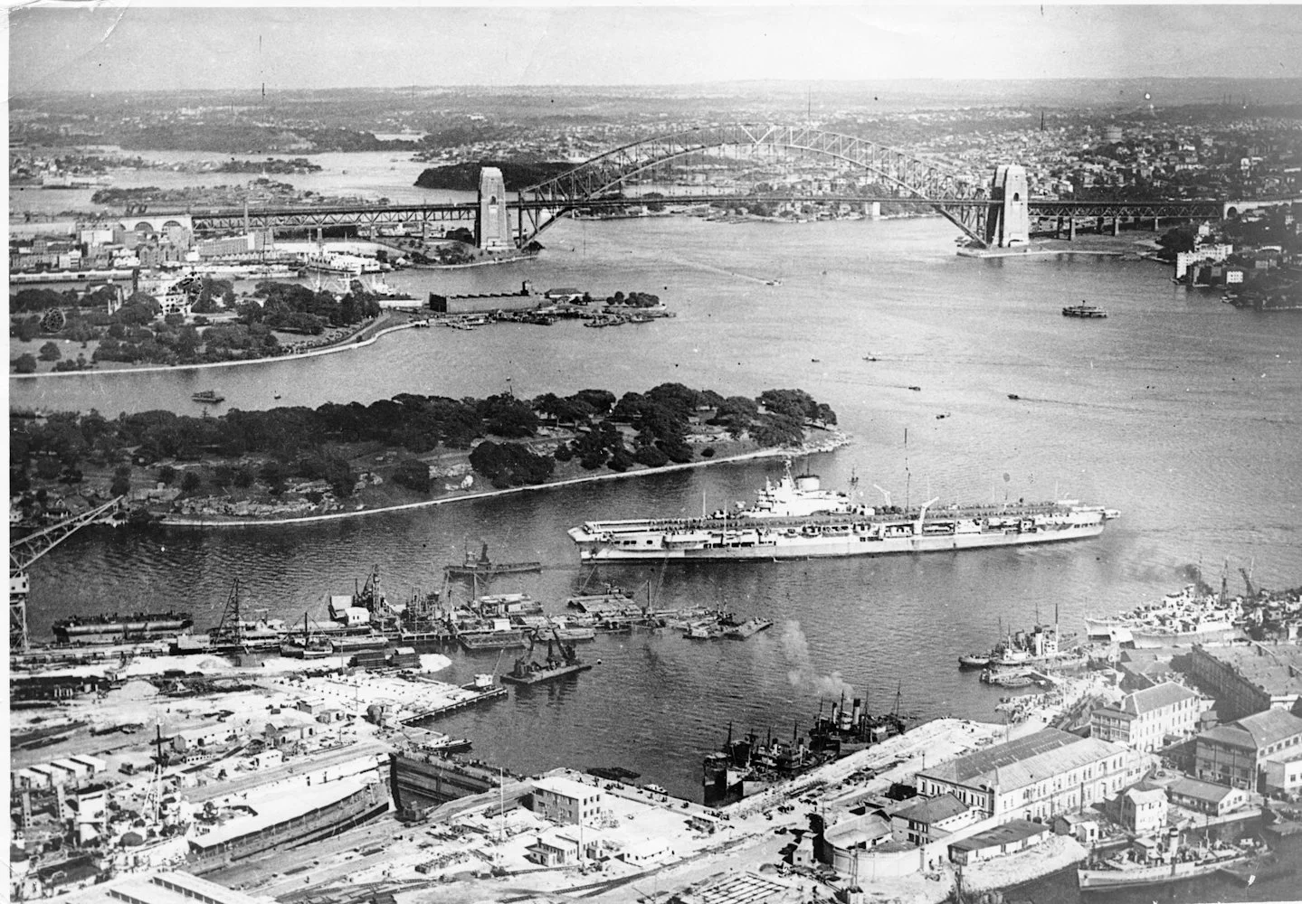 HMS Formidable enters Woolloomooloo Bay en route to Garden Island naval base, photographed sometime between January and December 1946. Source: Graeme Andrews Working Harbour Collection, courtesy of the City of Sydney Archives.