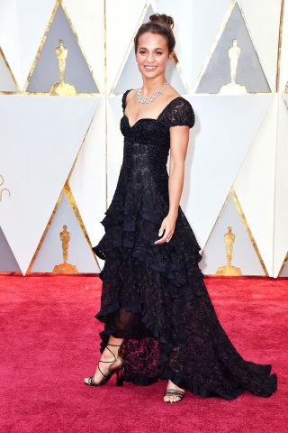 AliciaVikander_Oscars_Red_Carpet.jpg