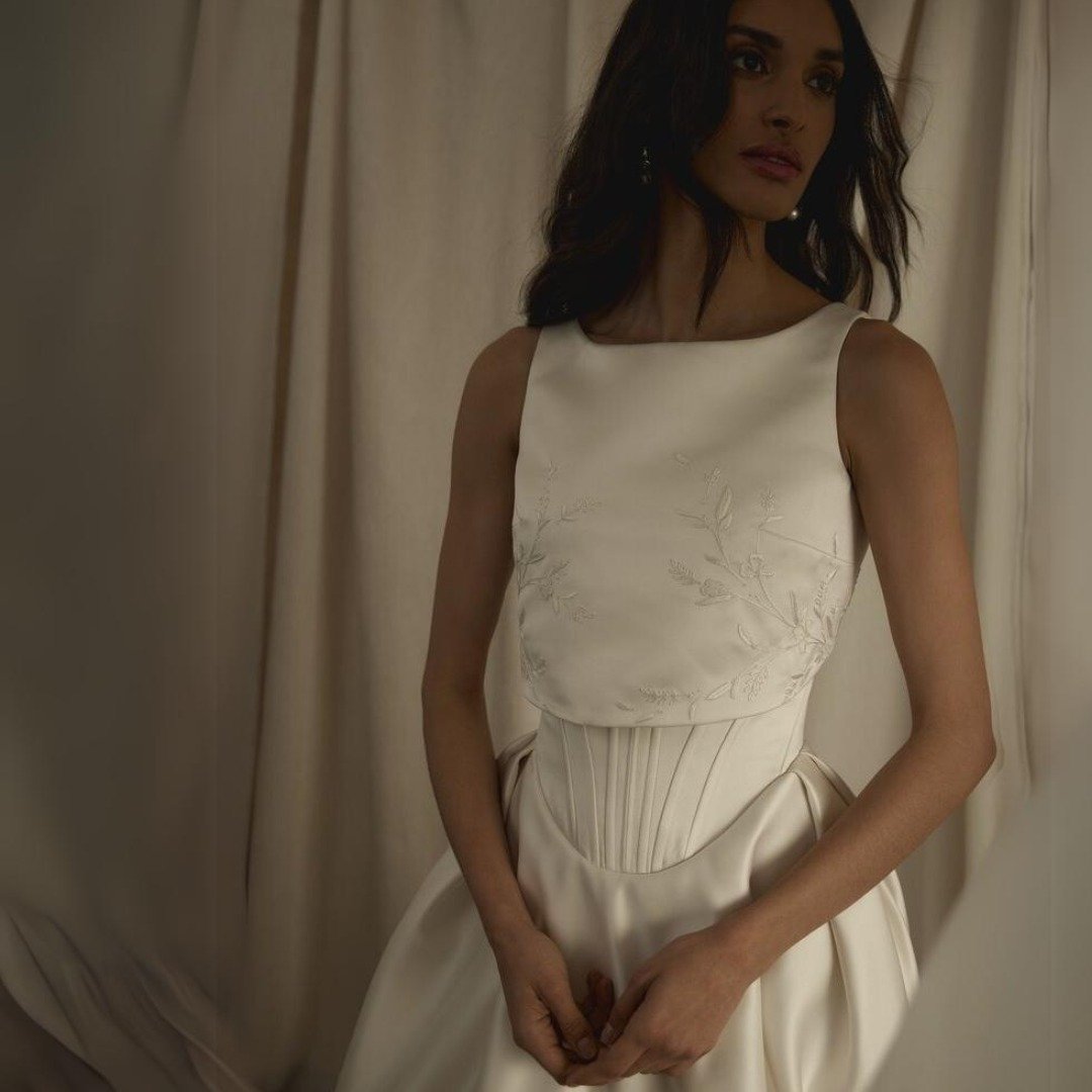 New trend from NYLBFW Spring 2025 Basque Waist! This @enaurabridal gown has so much texture and elegance. 

...
#luxurybridal #bridal #SS2025 #Spring2025 #Bridal2025 #dropwaits #dropwaistdress #trend #trendaleart #2025trend #bridaltrends #gildedage #