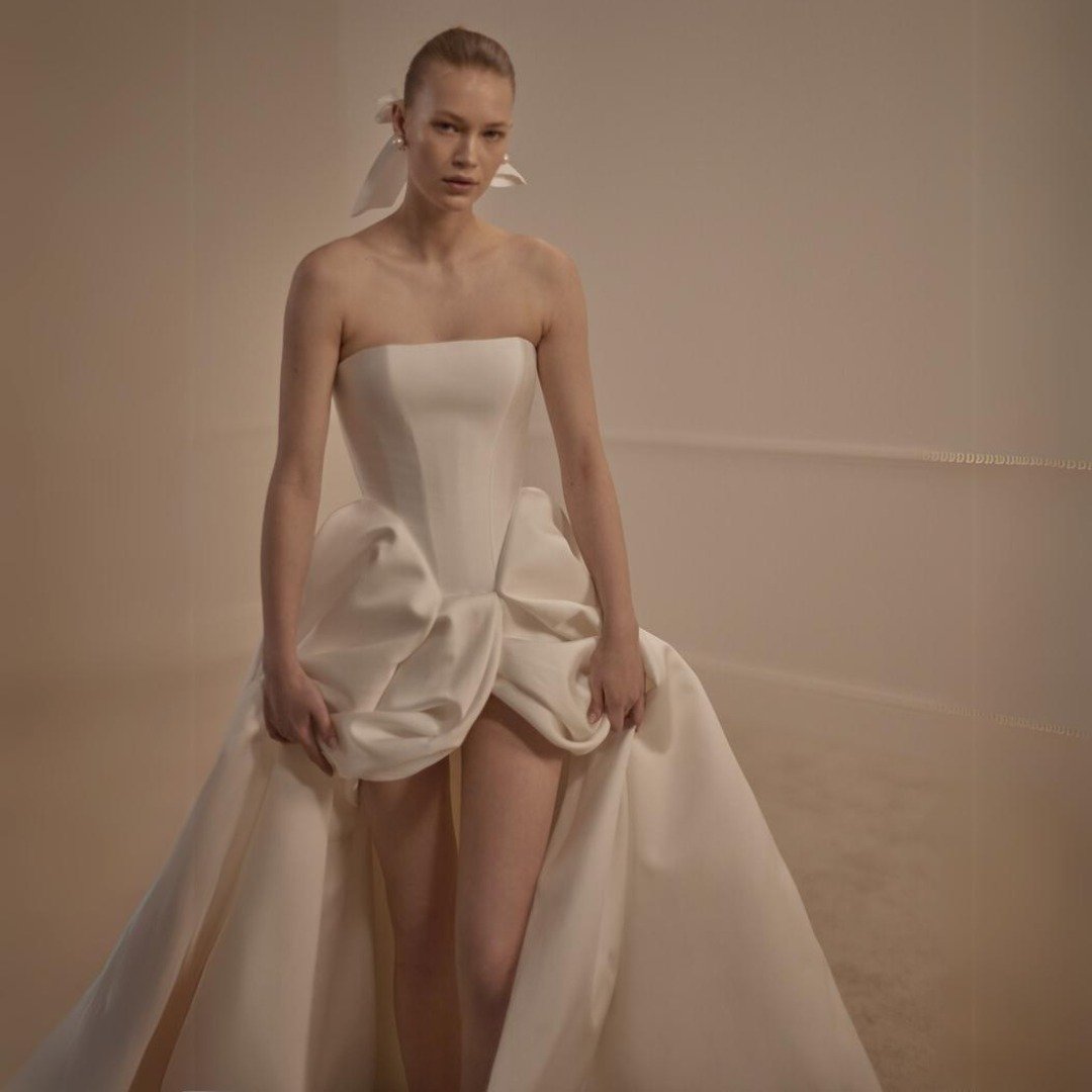 Basque waist from NYLBFW Spring 2025! @lihihod uses this trend with much elegance!

...
 #luxurybridal #bridal #SS2025 #Spring2025 #Bridal2025 #dropwaits #dropwaistdress #trend #trendaleart #2025trend #bridaltrends #gildedage #peplum  #basquewaist #l