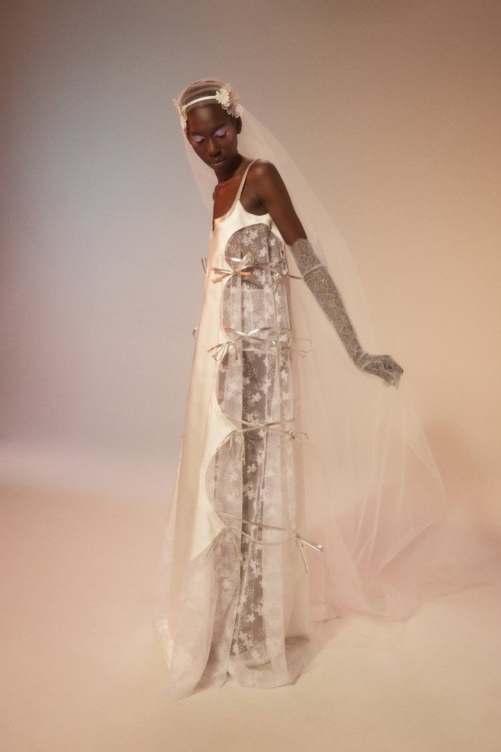 Bows, bows, bows! One of the favorite trends from NYLBFW Spring 2025. This @honor dress features the most alluring bow detailing on the side.

 #luxurybridal #bridal #SS2025 #Spring2025 #Bridal2025 #dropwaits #dropwaistdress #trend #trendaleart #2025