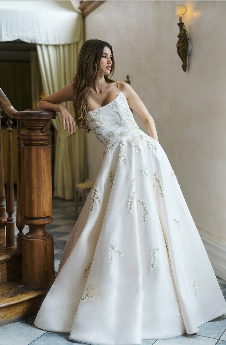 This @annebarge peaked strapless ballgown from the 2025 NYLBFW is so gorgeous with its garden-inspired organza embroidery.

 #luxurybridal #bridal #SS2025 #Spring2025 #Bridal2025 #dropwaits #dropwaistdress #trend #trendaleart #2025trend #bridaltrends