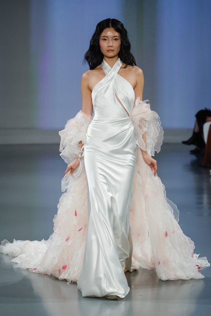 We love halter gowns at NYLBFW! @inesdisanto created such a sophisticated and elegant halter neck gown. 

 #luxurybridal #bridal #SS2025 #Spring2025 #Bridal2025 #trend #trendaleart #2025trend #bridaltrends #weddingdress #weddinggown #NYLBFW  #halters