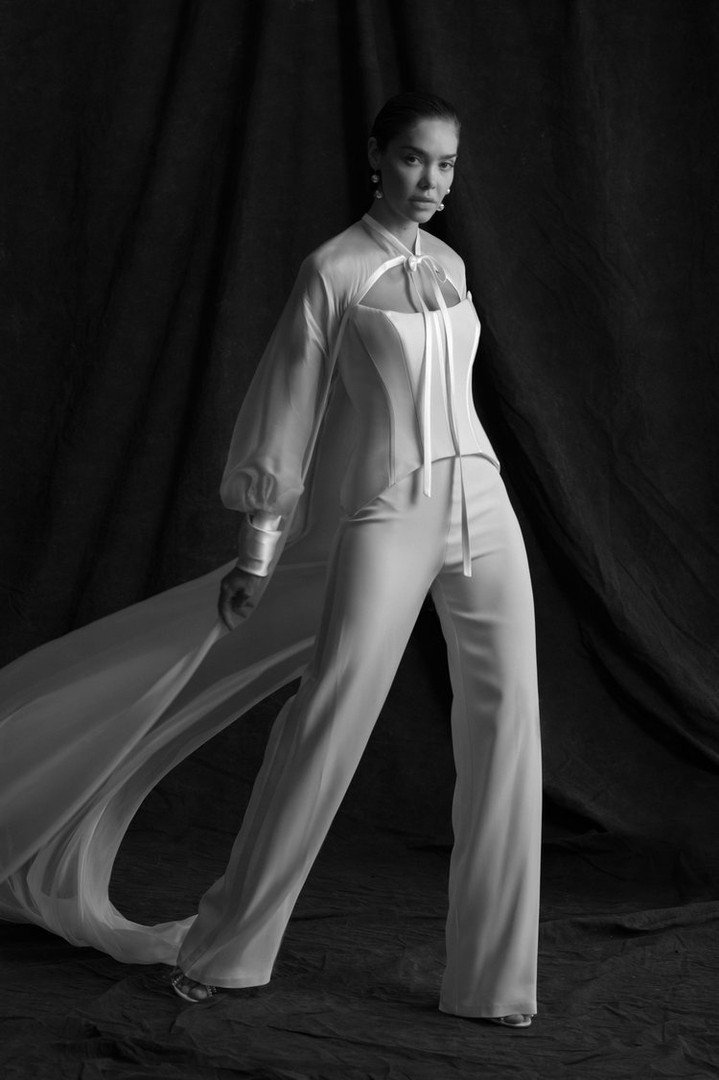 Wow, what a classy and sophisitcated piece crafted by @markingramatelier 

#luxurybridal #bridal #SS2025 #Spring2025 #Bridal2025 #trend #trendaleart #2025trend #bridaltrends #weddingdress #weddinggown  #partypants #bridalpants #NYLBFW