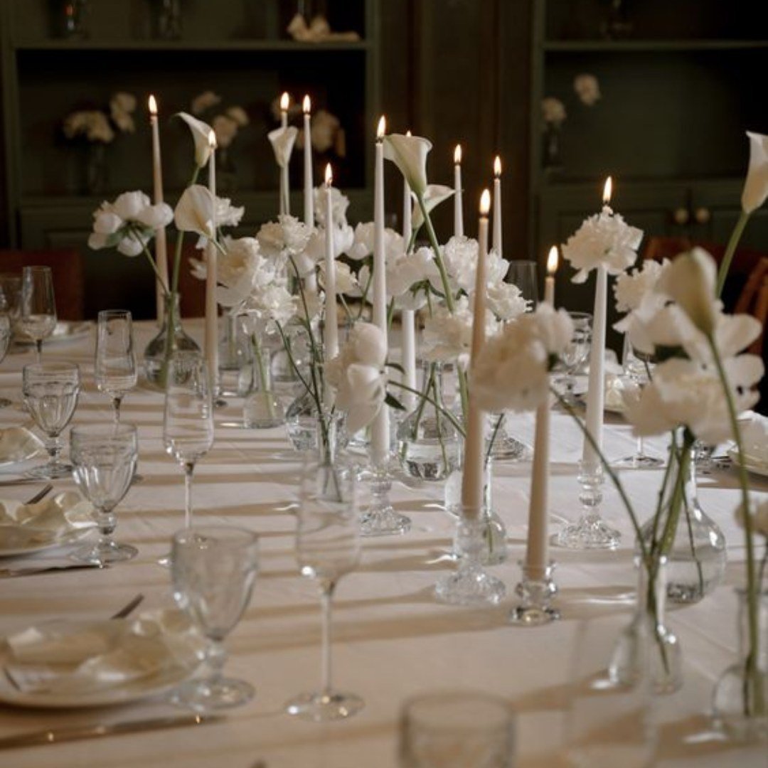 Embracing simplicity with a touch of elegance. Thin candles illuminate the path to romance on this stunning wedding table. Who else is swooning over this trend?

#luxurybridal #weddinginspiration #bridal #weddingaccessories #weddingvenue #venue #wedd