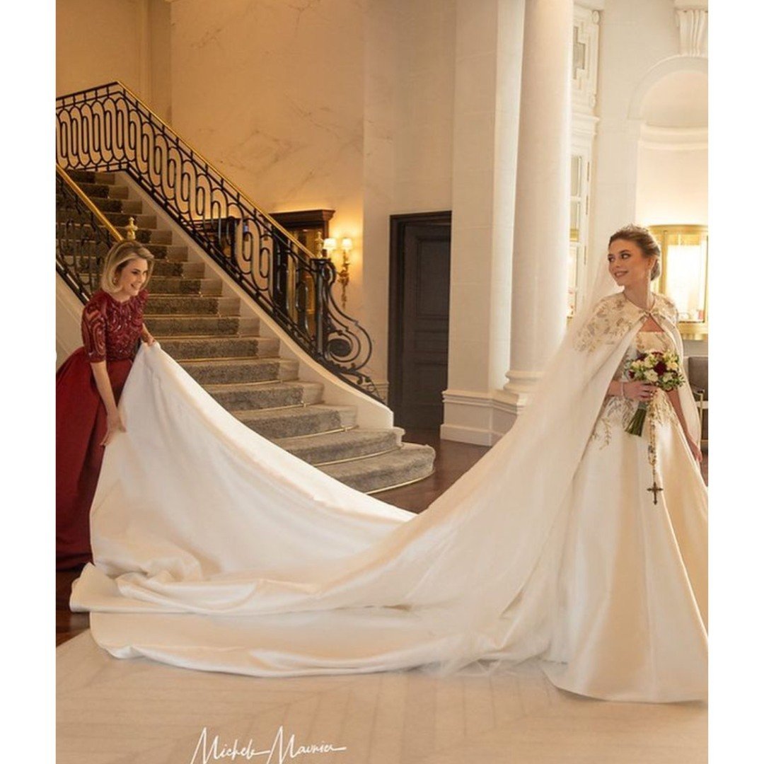@mariolaarmenteros wears a custom @naeemkhanbride gown for her special day and looks so elegant and timeless.

#luxurybridal #bridal #NYLBFW #wedding #weddinginspo #weddinginspiration #weddingplanning #weddingday #bridal #bride #NaeemKhan #NaeemKhanN