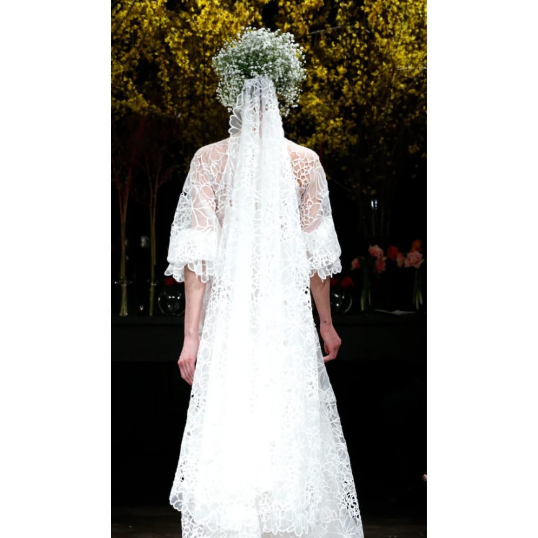 @naeemkhanbride has crafted the Giverny veil, a beautiful lace veil. 

#luxurybridal #bridal #NYLBFW #wedding #weddinginspo #weddinginspiration #weddingplanning #weddingday #bridal #bride #NaeemKhan #NaeemKhanNyc #luxurydesigner #weddingdesigner #vei