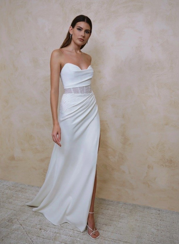 A classy and elegant strapless @enaurabridal wedding gown, featuring an asymmetrical draped bodice and a sheer side cut-out detail.

#luxurybridal #bridal #NYLBFW #wedding #weddinginspo #weddinginspiration #weddingplanning #weddingday #bridal #bride 