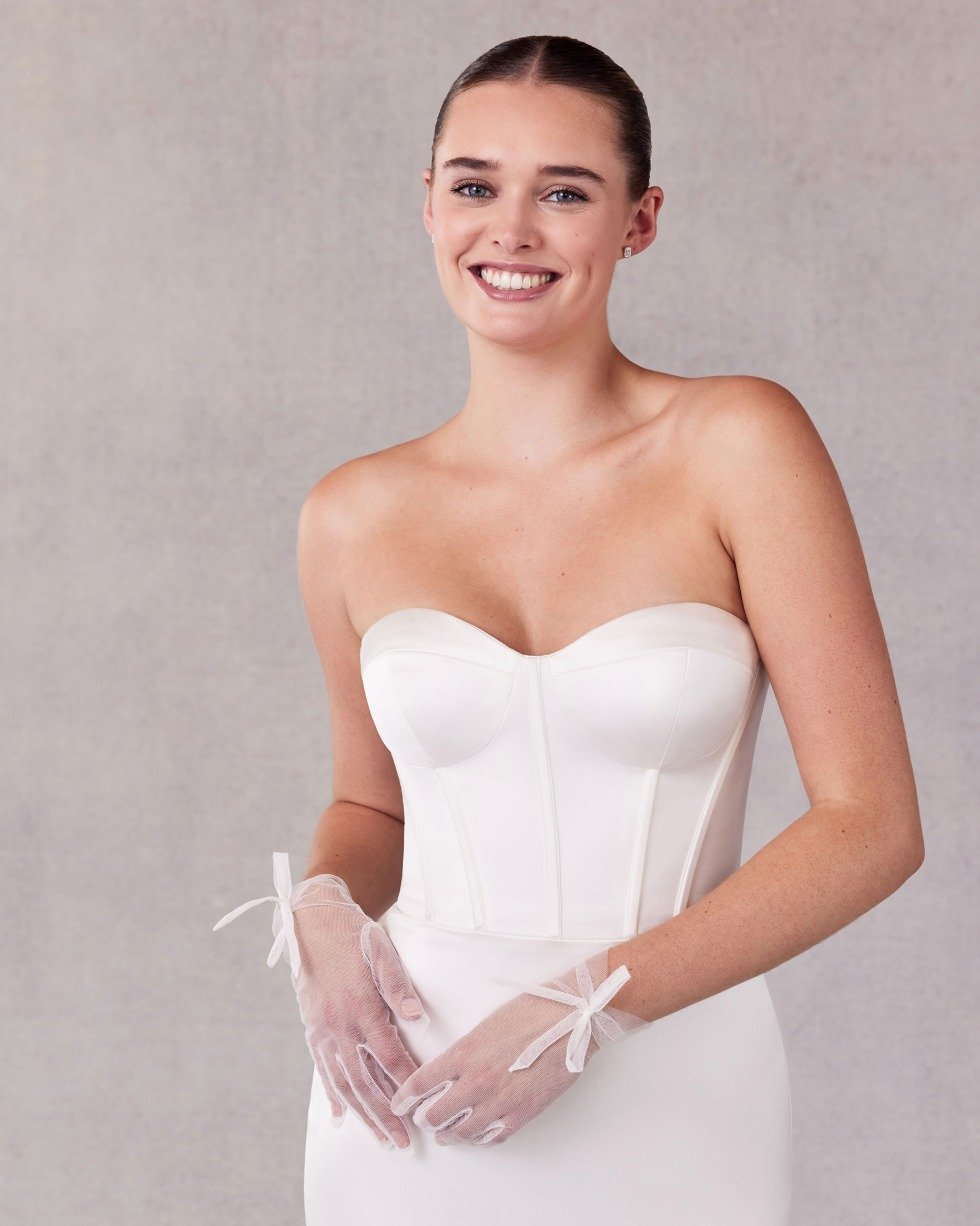 The tulle wrist length gloves from @Morileeofficial is detailed with bows 

#Morilee #luxurybridal #bridalfashion #weddingaccessories #bridalstyle #weddinginspiration #weddingtrend #weddingstyle #wedding2025 #nylbfw