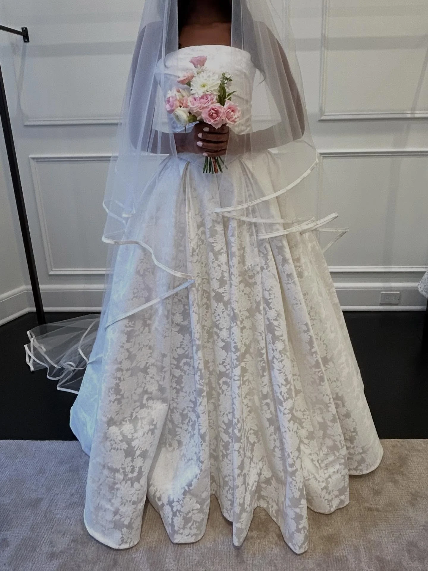@annebarge&rsquo;s sumptuous veil on NYBFW 💘&lt;3

#bride #bridal #luxury #luxurybridalinspiration #weddinginspiration
#wedding #NYLBFW #annebarge