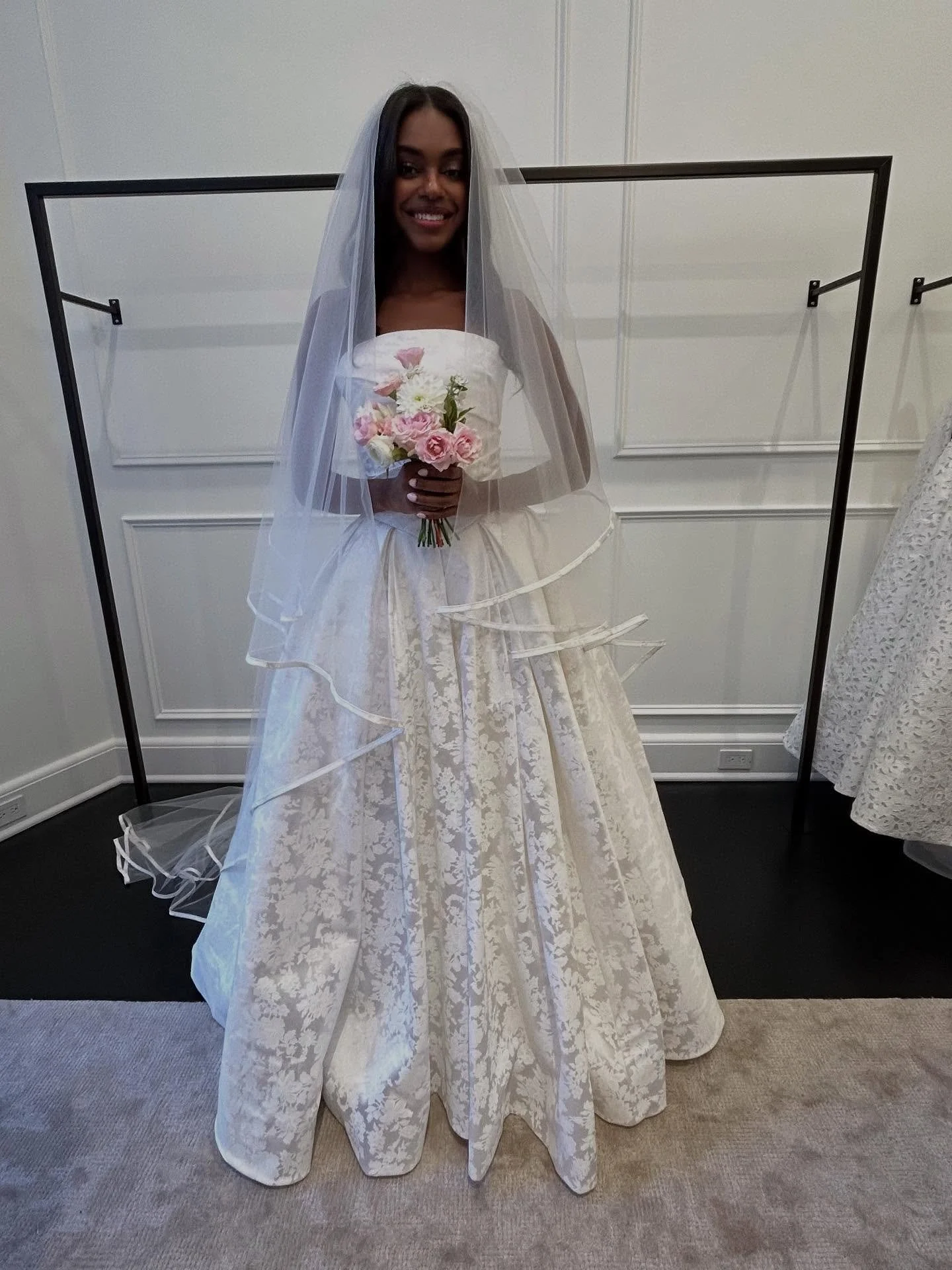 anne barge offers sumptuous veils as well! get yours soon 💌 @annebarge

#bride #bridal #luxury #luxurybridalinspiration #weddinginspiration
#wedding #NYLBFW #annebarge