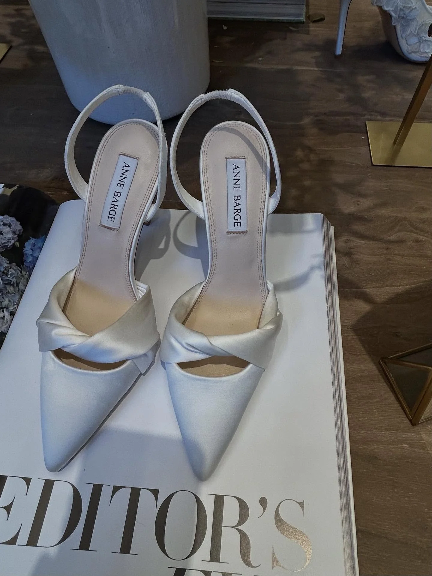 pumps for your perfect dress with @annebarge 🥿!

#bride #bridal #luxury #luxurybridalinspiration #weddinginspiration
#wedding #NYLBFW #annebarge