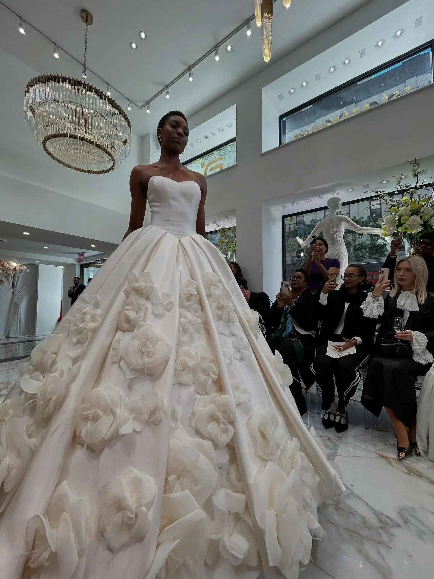 floral details for your day of love with @eseazenabor 🌸!

#bride #bridal #luxury #luxurybridalinspiration #weddinginspiration
#wedding #NYLBFW #eseazenabor