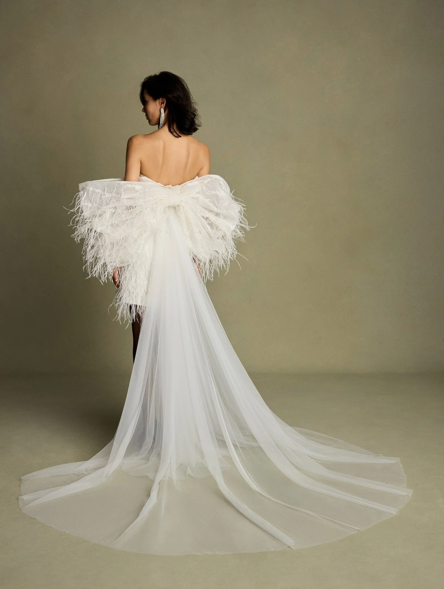 @idancohenofficial statement bow stuns ornately in the name of love❣️💍

#NYLBFW #Fall2026Bridal #StatementBows #IdanCohen #WeddingGown #CoutureFashion #RunwayTrends #TrendingWedding