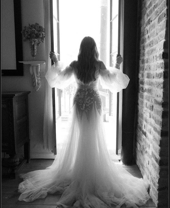 A timeless silhouette and train for the modern yet classic bride with @lizmartinezbridal 💋

#LizMartinez #Wedding #WeddingFashion #Bridal #FashionInspiration #DreamWedding
#Bride #WeddingStyle #BridalLook #BridalDetails