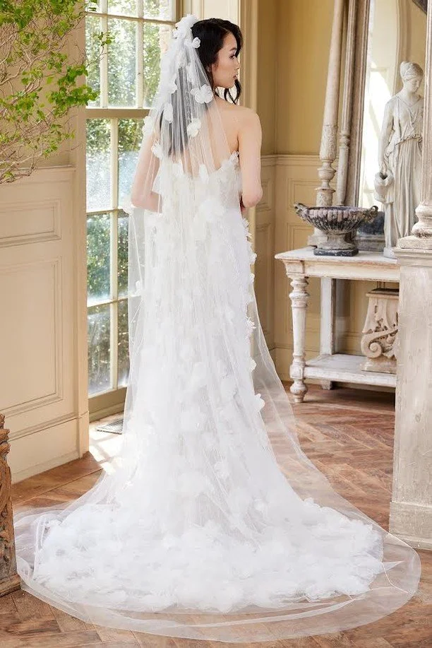 🌸 The Clover veil by Ines Di Santo drapes in soft, cascading florals, creating a dreamy garden moment with every step. @inesdisanto

#wedding #weddinginspo #bridalinspo #bridal #bride #veil #weddingveil #inesdisanto #floraldress  #atelier #nylbfw #w