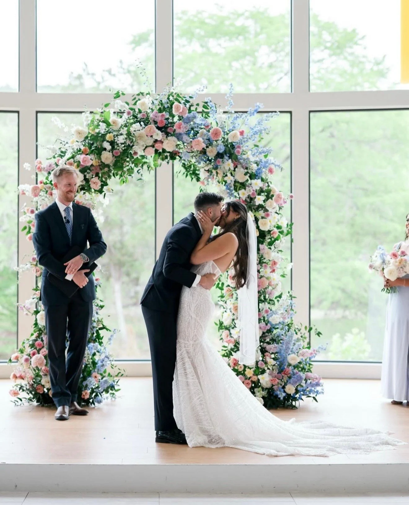 When the florals set the scene for the perfect first kiss. ✨🌿
Saving this arch to your wedding mood board is a must.
@riccasposa 💍

#wedding #weddinginspo #bridalinspo #bridal #bride #riccasposa #atelier #nylbfw #weddingaisle #floralarrangements #b