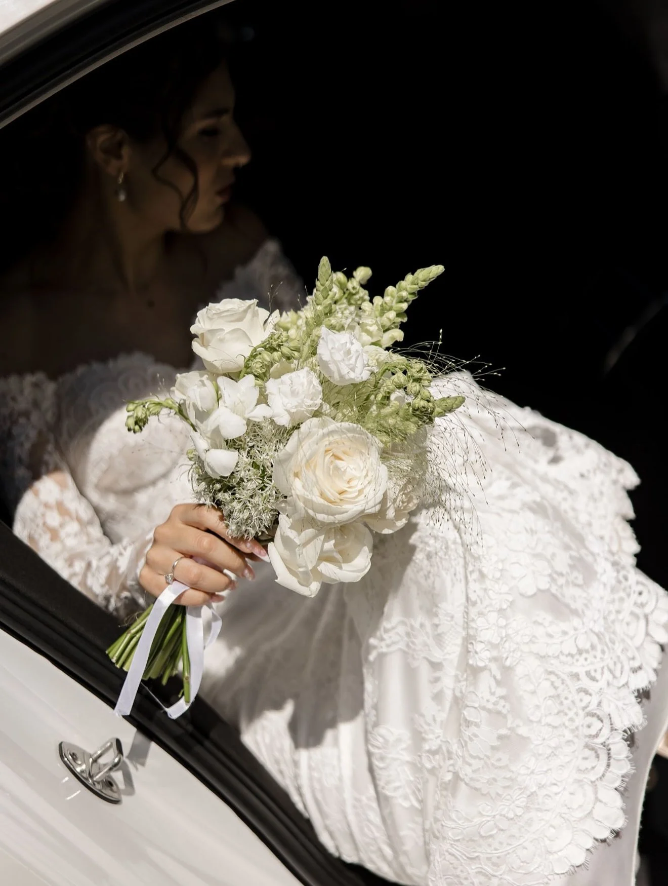 Her bouquet says it all: effortless romance, classic beauty, and the perfect blend of roses and soft florals. 🤍💐 @riccasposa

#wedding #weddinginspo #bridalinspo #bridal #bride #riccasposa #atelier #nylbfw #weddingtrends #bridetobe #luxurybridal