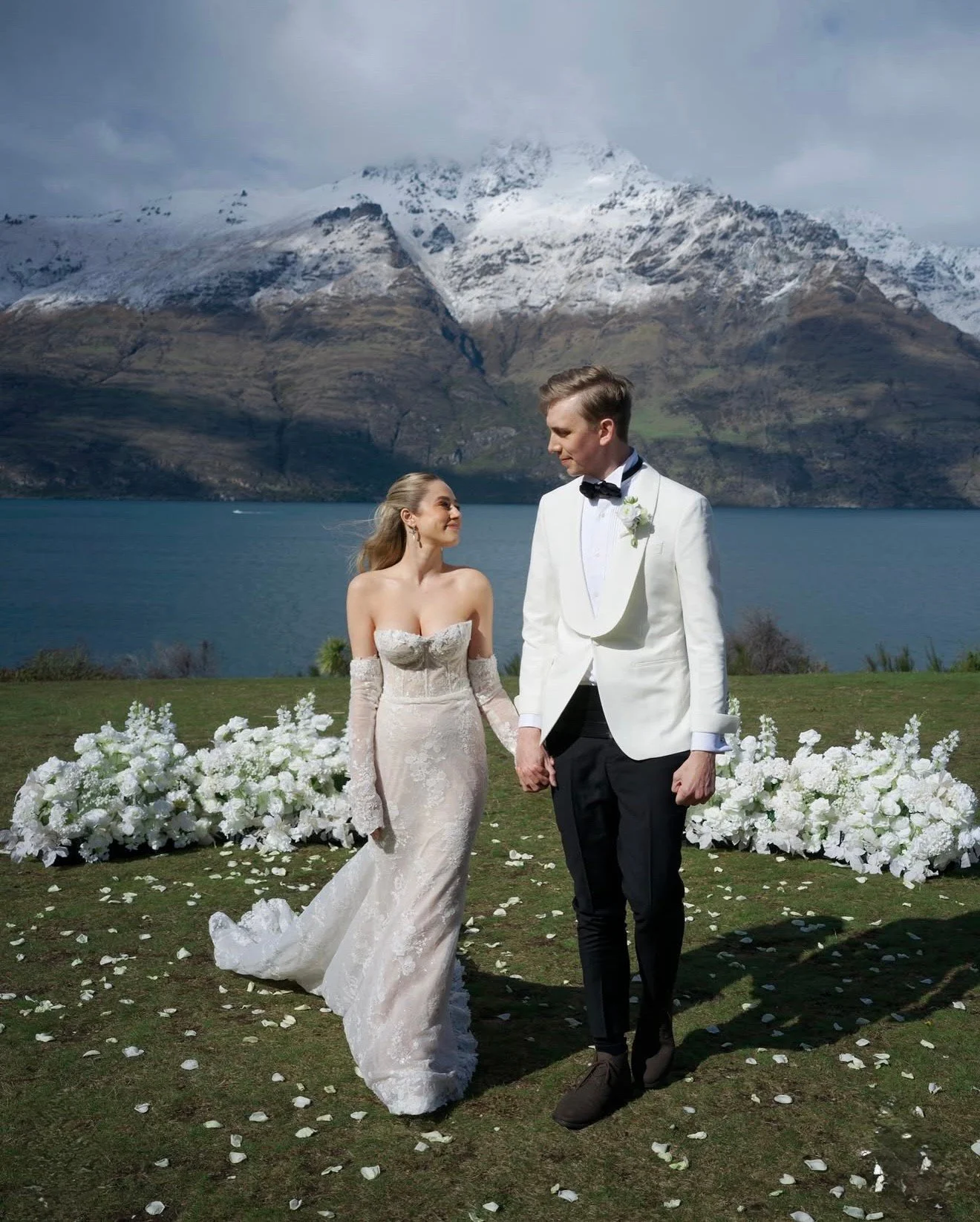 Seriously, does it get more gorgeous? 😍 This incredible view is pure perfection 🏔️💍 @riccasposa

#wedding #weddinginspo #bridalinspo #bridal #bride #riccasposa #floraldress  #atelier #nylbfw #clairepettiboneflagship#weddingdressinspo #bridetobe #l