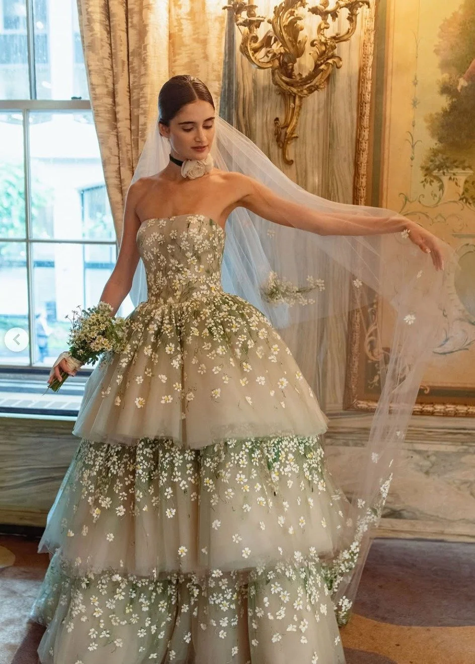 Still not over the exquisite Edelweiss gown from Sareh Nouri Fall 2026 collection 😍 The hand-painted daisies are dreamy... and the detachable skirt transforms it into the perfect after-party mini💕

#NYLBFW #SarehNouri #SarehNouriBridal #BridalFashi