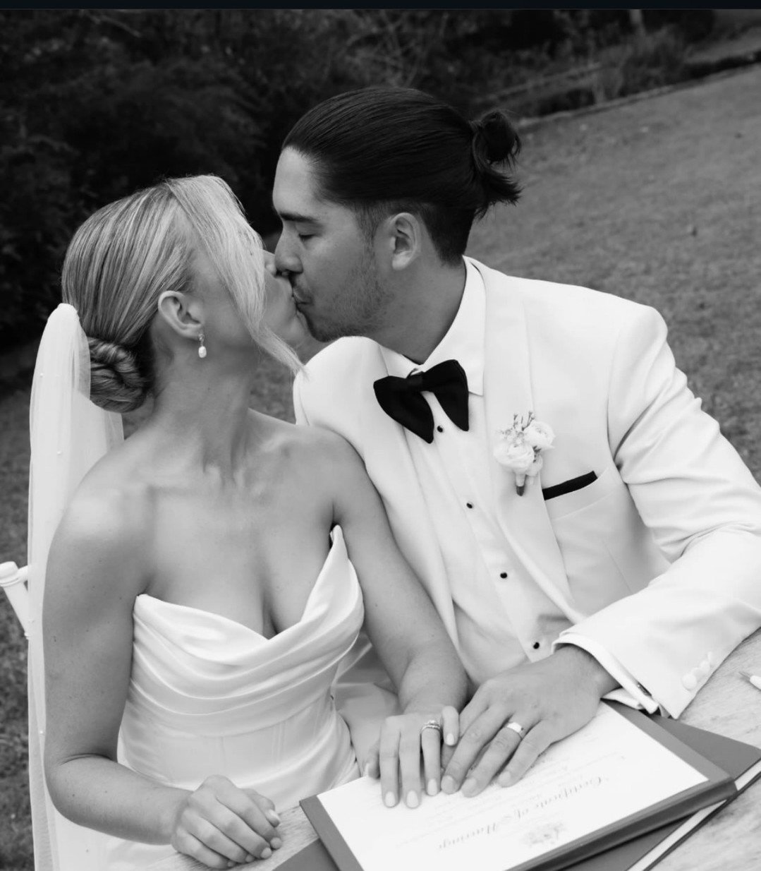 Understated and unforgettable 🫀
#wedding #weddinginspo #bridalinspo #bridal #bride #heracouture  #heracouturenyc #atelier #nylbfw #veil #weddingveil #bridetobe #luxurybridal