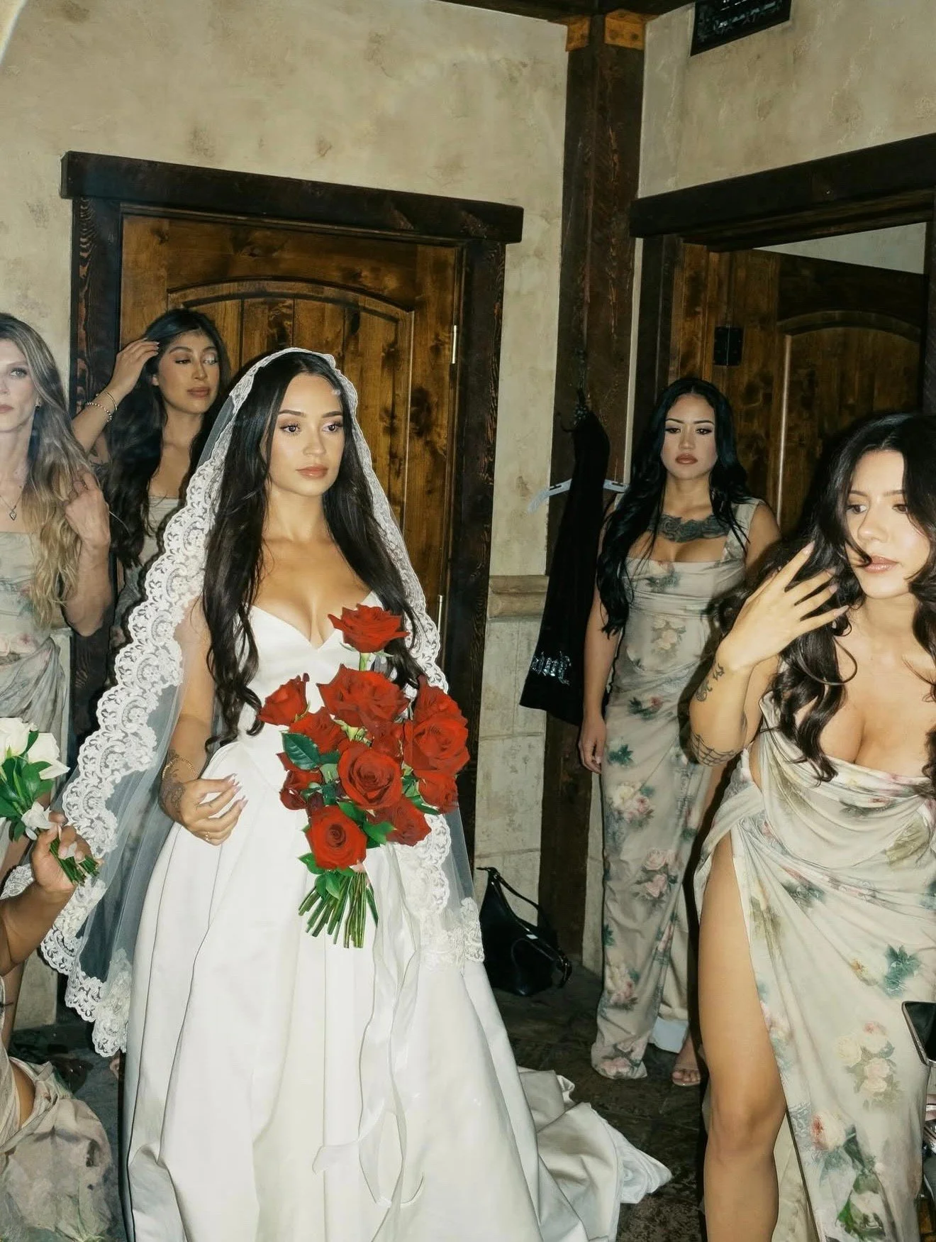 A dramatic entrance. 🌹 Bold romance and a bouquet of fire, surrounded by her dearest. @lihihod

#wedding #weddinginspo #bridalinspo #weddingfood #bridal #bride #atelier #nylbfw #bridesmaids # lihihod #bridetobe #luxurybridal