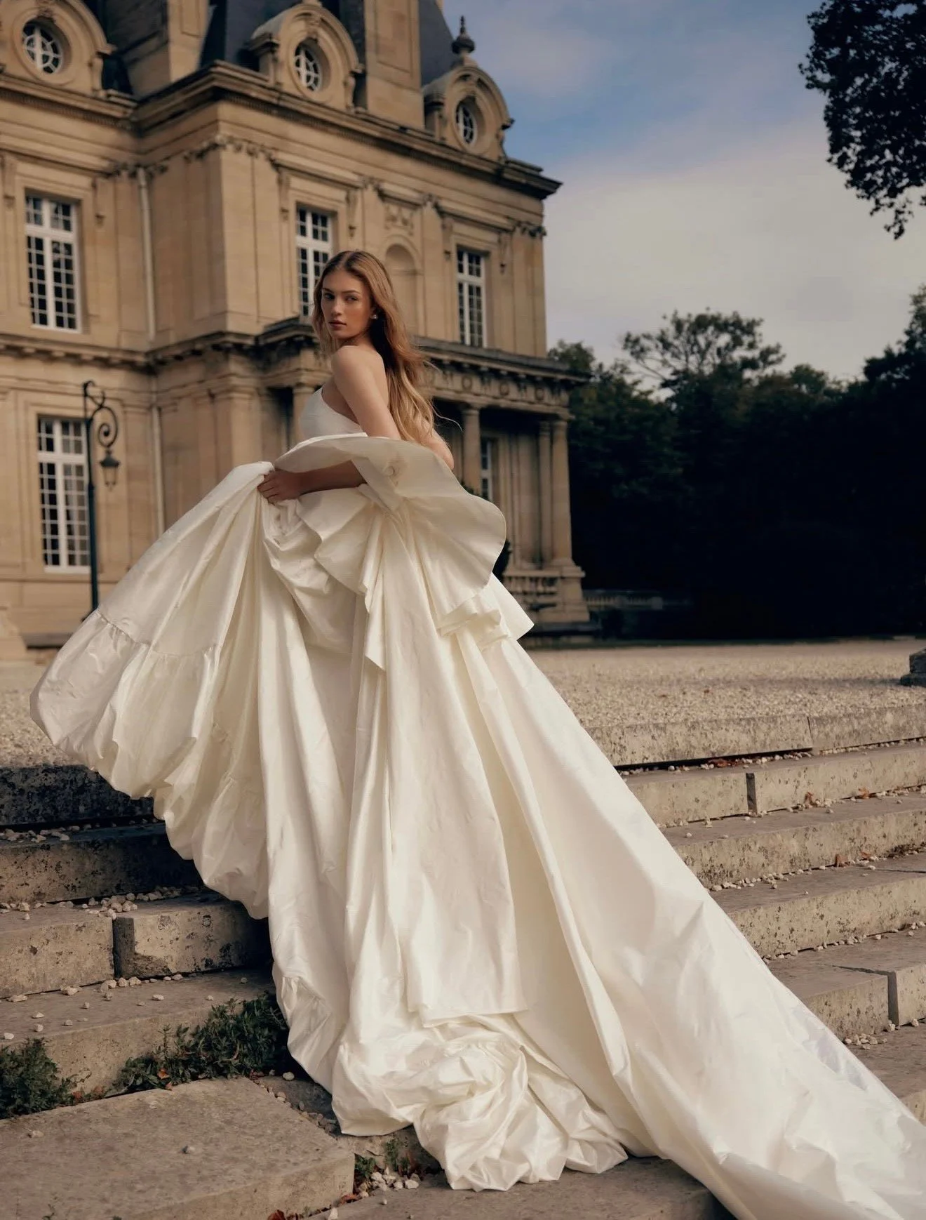 Your moment to shine. The Anais gown, with its beautiful structure and airy silk, makes you the star. @lihihod

#wedding #weddinginspo #bridalinspo #bridal #bride #lihihod #floraldress  #atelier #nylbfw #weddingdressinspo #bridetobe #luxurybridal
