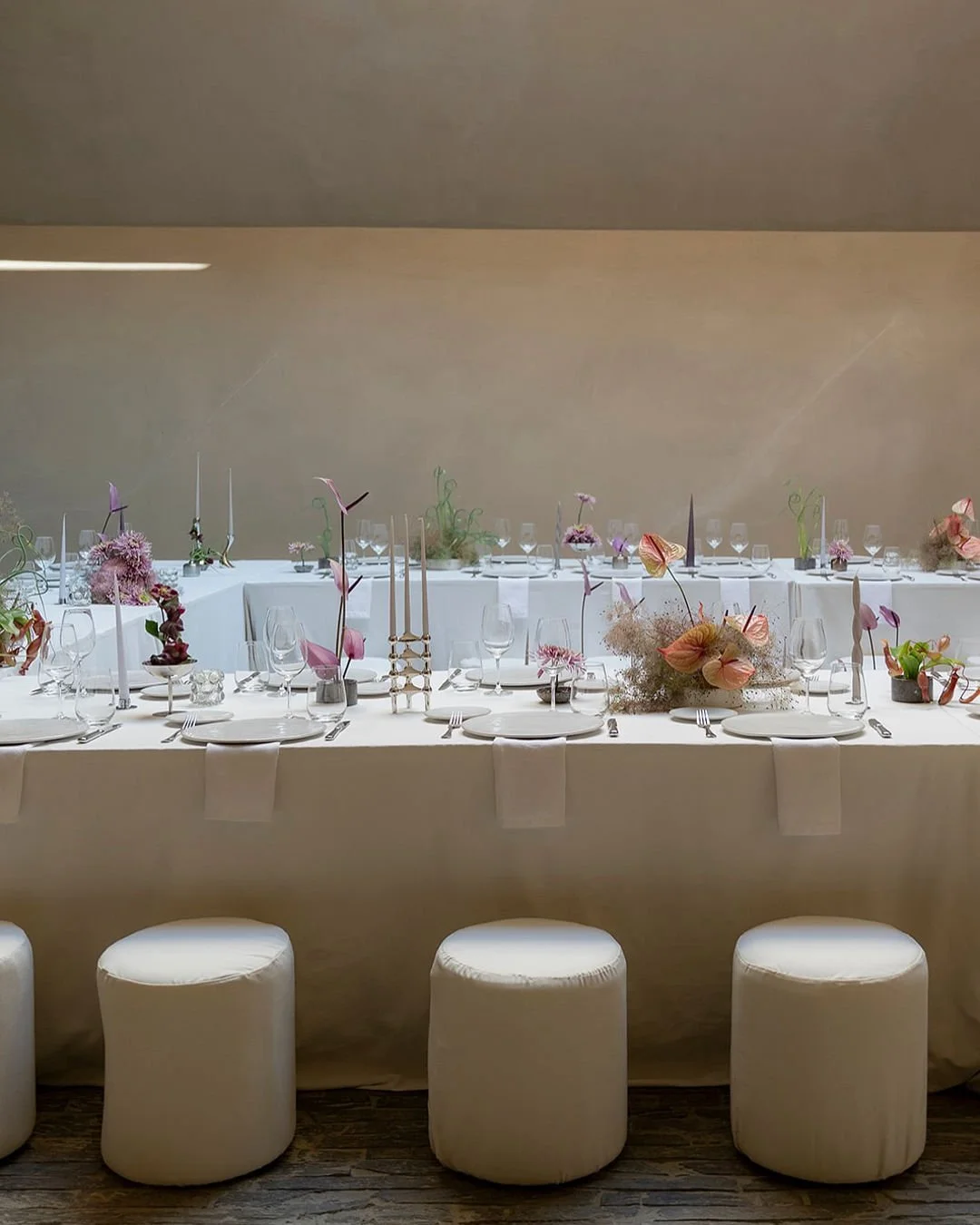 A stunning floral arrangement by @ohmariaflores. 

#NYLBFW #bridalfashion #weddinginspo #luxurywedding #weddinggoals #dreamwedding #weddingreception #receptioninspo #weddingdecor #romanticwedding #weddingtablescape #eventstyling