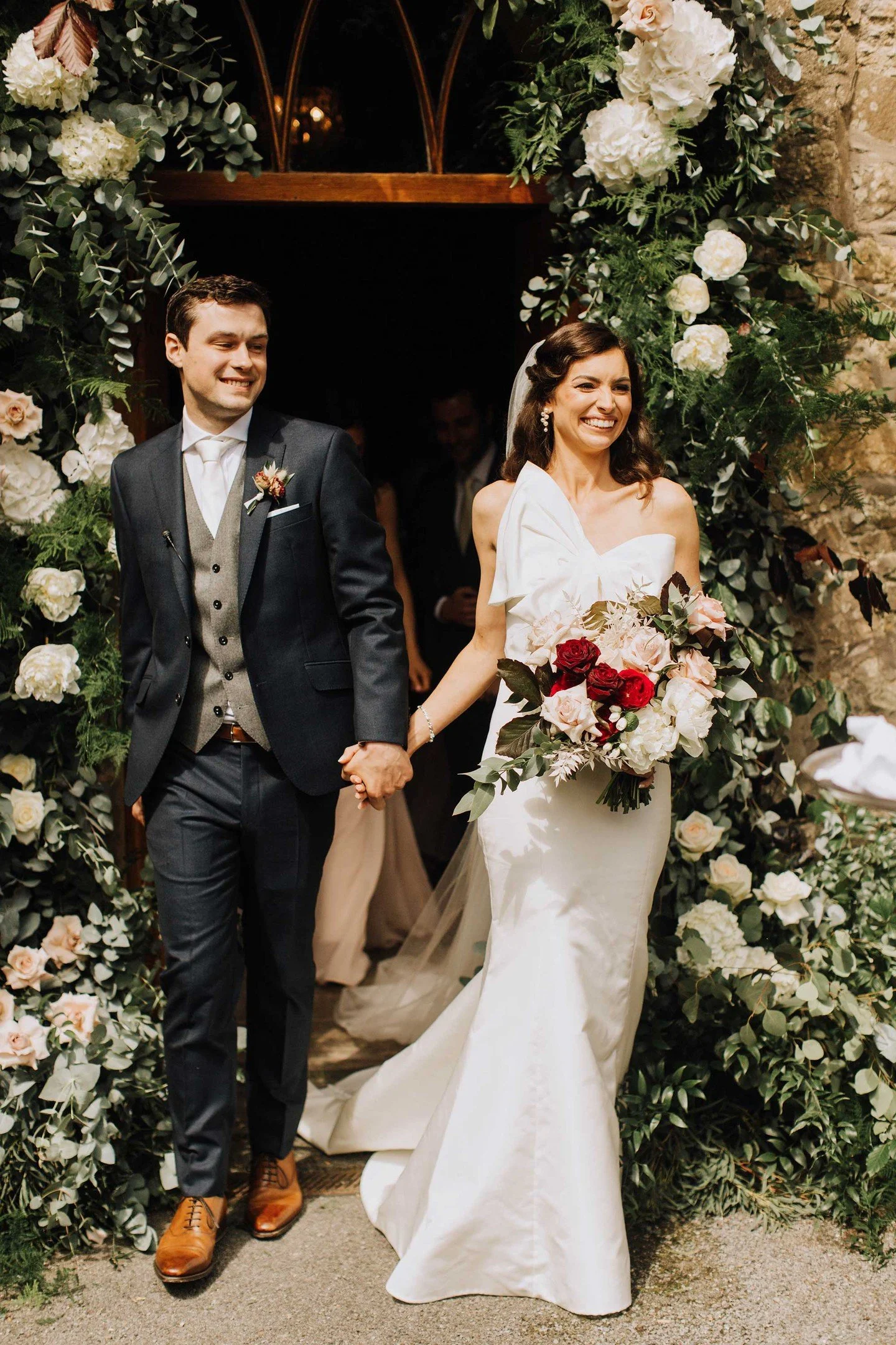 Walking into forever🤍  This bride glows in the gorgeous "Emeline" by @amsale. 

#NYLBFW #amsale #amsalewedding #bridalfashion #modernbride #luxurybridal #designergown #weddinginspiration #bridalstyle