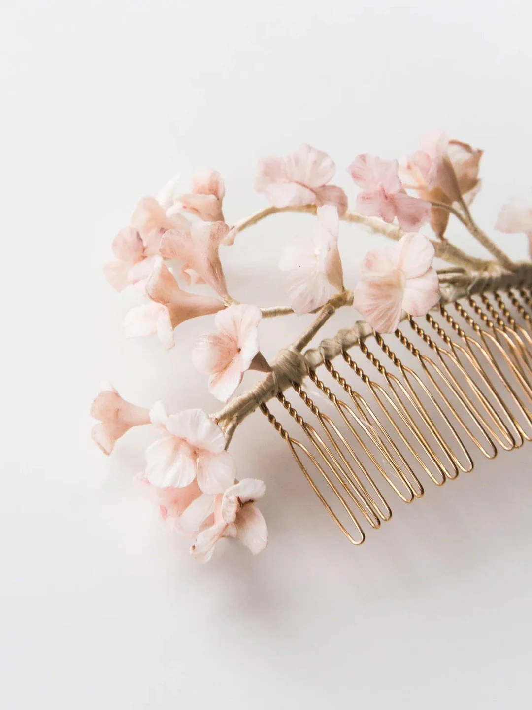 The Ember Hair Comb by Erin Rhyne delicately elevates any hairdo. 

#NYLBFW #WeddingInspiration #BridalFashion #BridalInspo #WeddingStyle #RomanticWedding #WeddingAccessories #BridalJewelry 
#WeddingHair #ErinRhyne