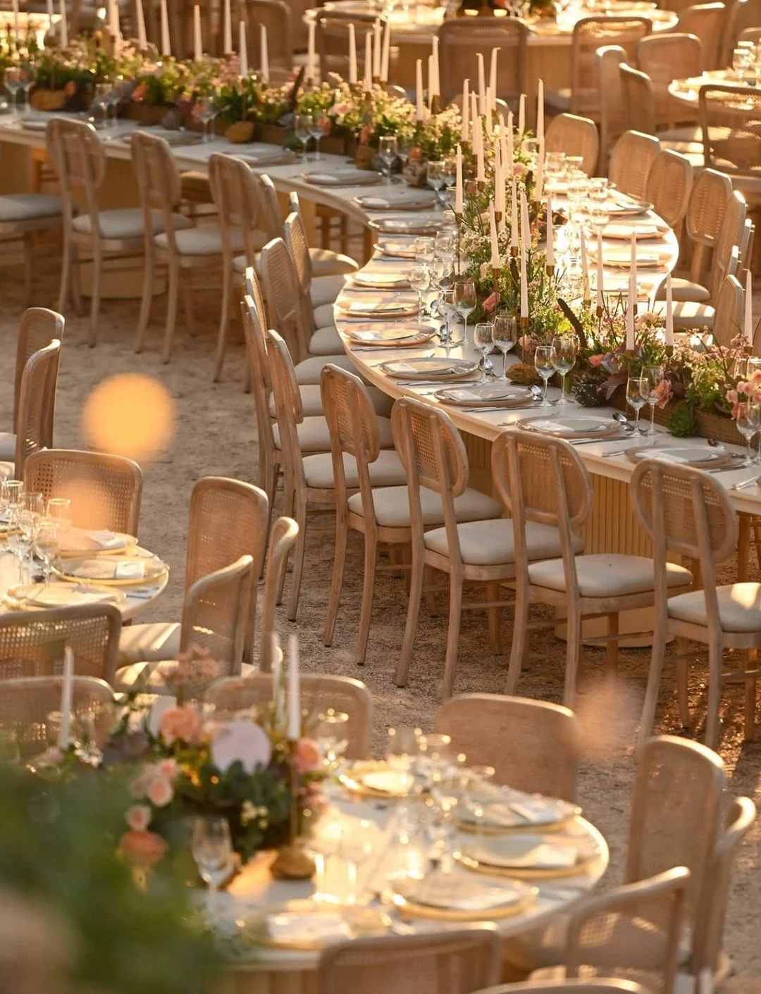 Extravagantly ethereal, this serpentine table design comes right out of a fairytale✨ Gorgeous wedding design by @yventsbyyehya and @samer.b.asmar.

#2026bride #tablescapedesign #eventdesign #weddingstyling #weddinginspo
