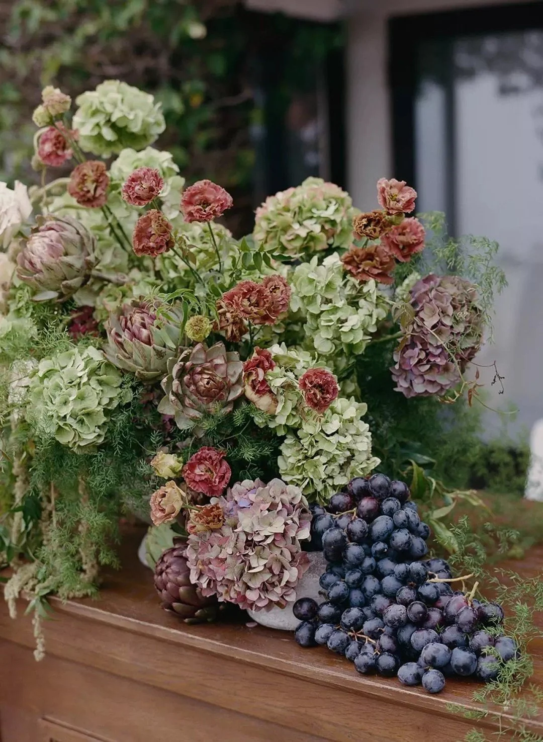 Dusty florals sit beside dried and edible elements in this unconventional design.
Designed by Wild West Florals. 

#floraldesign #weddingflorals #flowertrends #weddingdecor #wedddinginspo #wildwestflorals #Zach&amp;Dune #thealegriaeventgroup #LAtimes