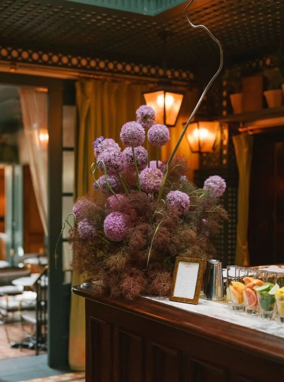 A sculptural design that incorporates both dried and fresh flowers into a work of art.
Designed by Flover NYC. 

#floraldesign #weddingflorals #flowertrends #weddingdecor #wedddinginspo #flovernyc #milkbooks #jovemeyer #hotelchelsea #nylbfw