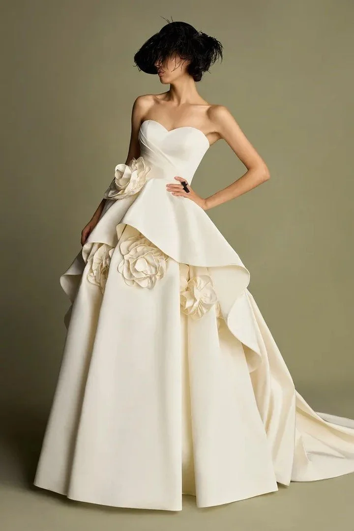 A customizable pearl colored ensemble paired with either a ballgown skirt or cigarette pants. Your day, your decision.
Dress: Crawford by House of Idan

#HouseOfIdan #IdanCohen #IdanAteliterFall2026 #nylbfw #weddinginspo #weddingdress #bridalfashion 