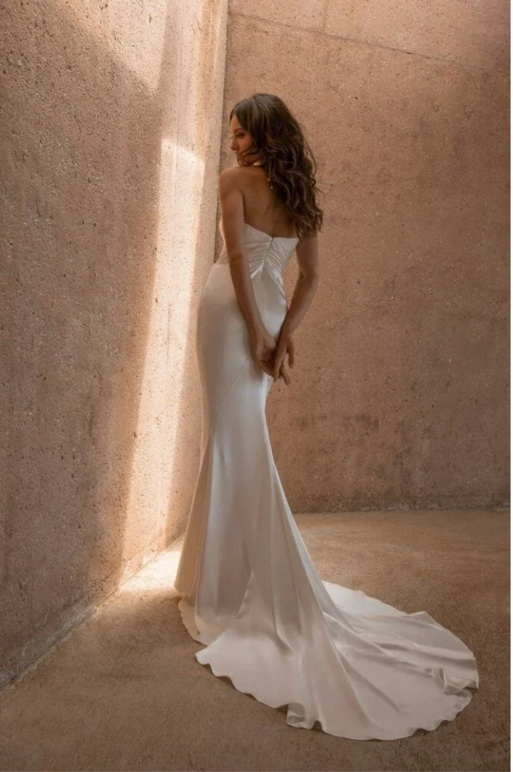 A moment of pure bridal elegance with Caelynn Miller‑Keyes in her Katherine Tash gown, lighting up the celebration with effortless grace
#NYLBFW #WeddingInspiration #BridalFashion #WeddingDress #WeddingInspo #BridalInspo #WeddingStyle #RomanticWeddin