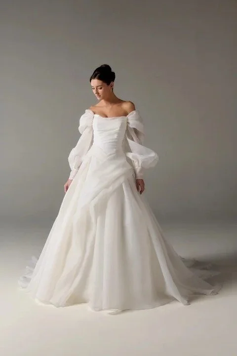 @poezabride is bringing purely poetic silhouettes this season.

#nylbfw #thebridalcouncil #luxurybridal #bridaltrend #blushbridaltrend #Poeza #PoeticSpringTrend