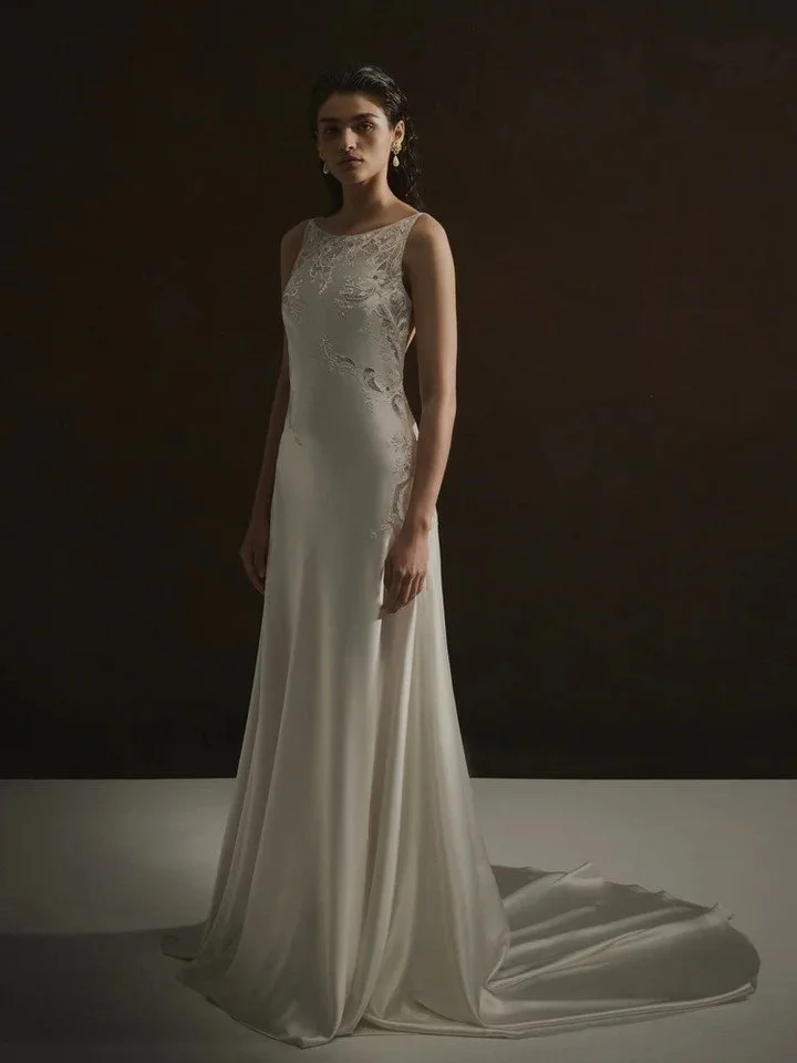 Like a memory from the 90s, subtle, romantic, and endlessly timeless by Enaura. 
@enaura

#nylbfw #thebridalcouncil #luxurybridal #bridaltrend #vintage90sbridaltrend #Enaura #Vintage90sSpringTrend