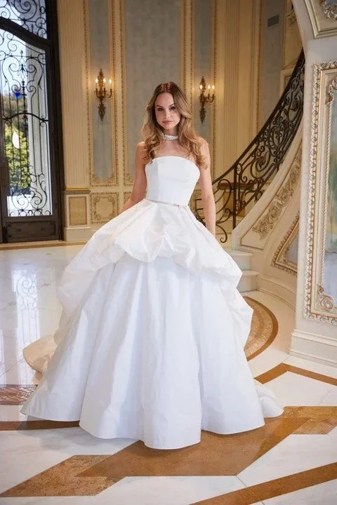 A classic style with a sculptural twist. Gown by @verdin. 

#nylbfw #thebridalcouncil #luxurybridal #bridaltrend #blushbridaltrend #Verdin #SculpturalSpringTrend