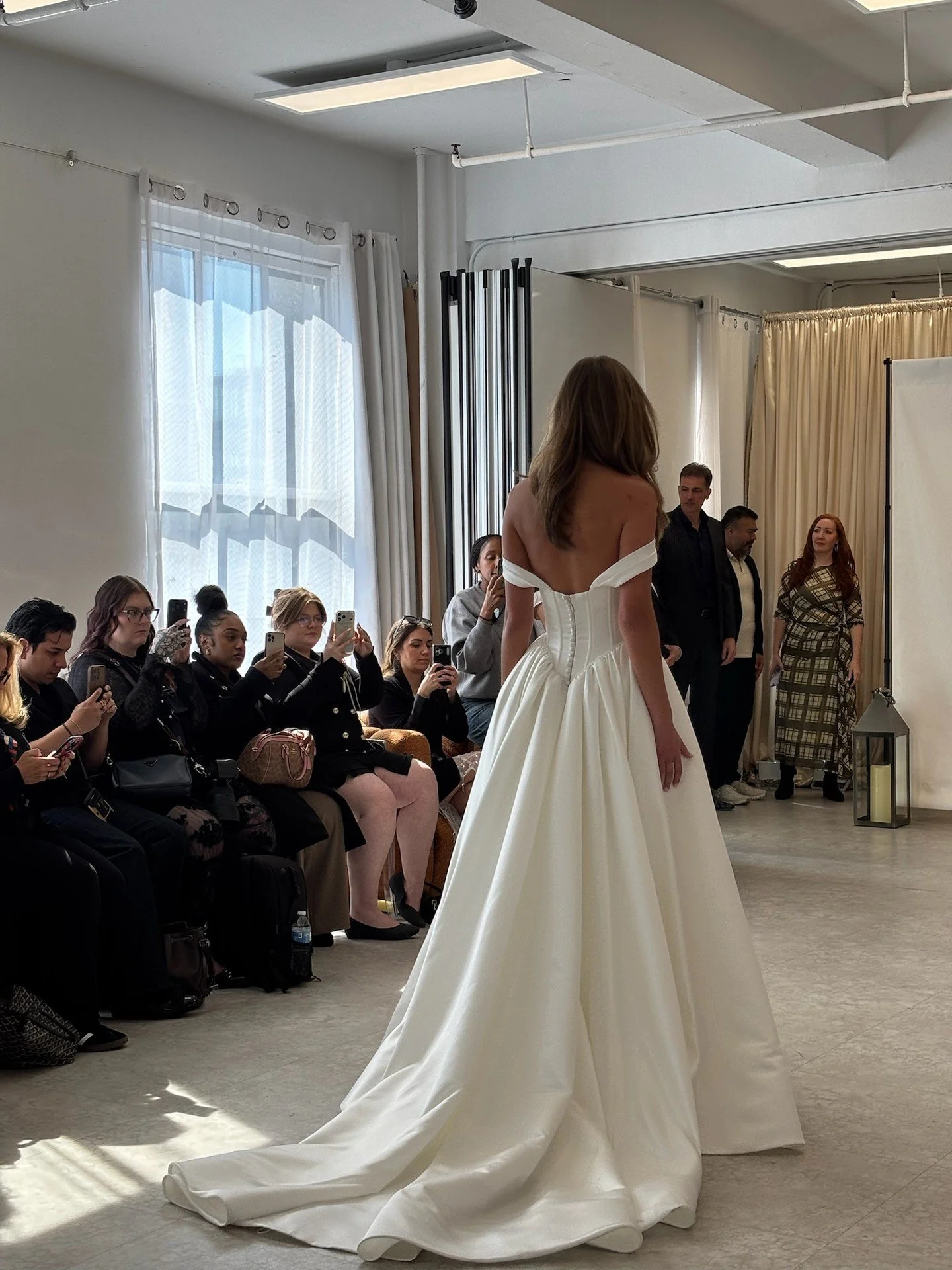 Some commotion for the back of the dress?🙌 From @verdinbridal S/S '27🦢

#nylbfw #bridal #luxurybridal #weddinggown #wedding2027 #verdinbridal