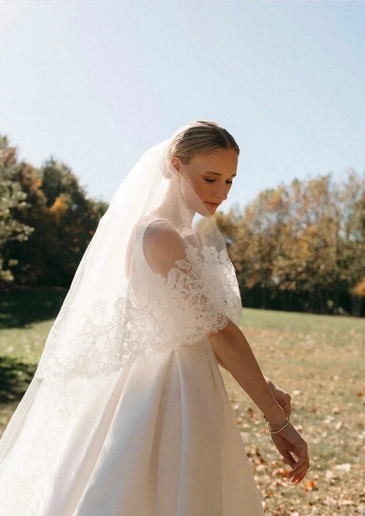 Bride Kelsey shining in Lihi Hod during her wedding in Prospect Park, Brooklyn. 

Dress: Shaine gown by Lihi Hod

#realbride #luxurybridal #weddinginspo #lihihod #spinabride #bibevents #kendallraephoto #purslaneattheboathouse