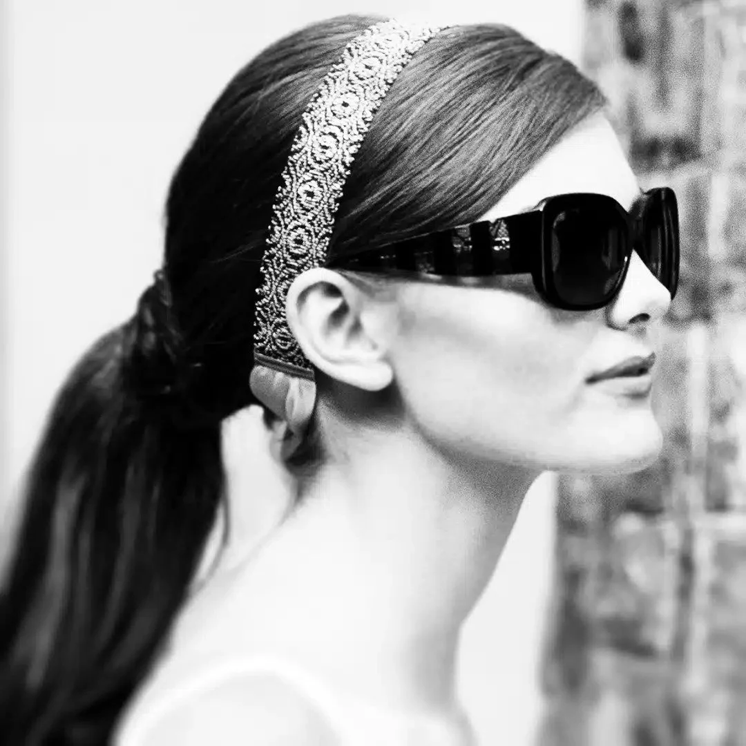 Arrive in style with the Dalia headband from Monvieve. 

#weddinginspo #luxurybridal #bridalaccessories #bridalheadband #timeless #classic #monvieve #nylbfw